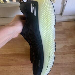 Skechers GO RUN Max 6